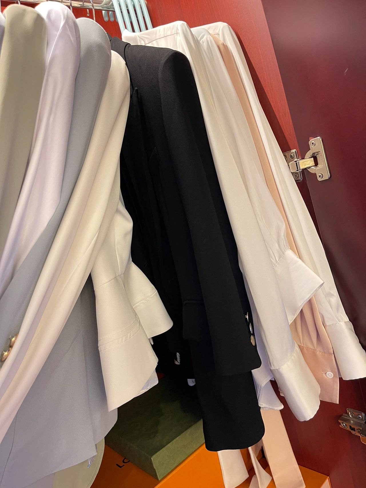 整理收纳衣服服装衣帽间(之前我比较喜欢买的晚春夏装基本上都是一些LILY、欧时力、拉维尼亚这样的小品牌，直到后来开始种草定制，才发现真香。 )-喵神素材库