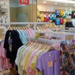 商场衣服童装鹦鹉(刚去商铺巡场，看到这只绿色的小鸟儿一直站在衣杆上)-喵神素材库