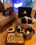 6新年酒香槟朋友聚餐收到礼物(新年必须回家团聚，闹闹哄哄，喝的迷迷糊糊，什么甜蜜、仪式的全忘了……谁管谁啊)-喵神素材库