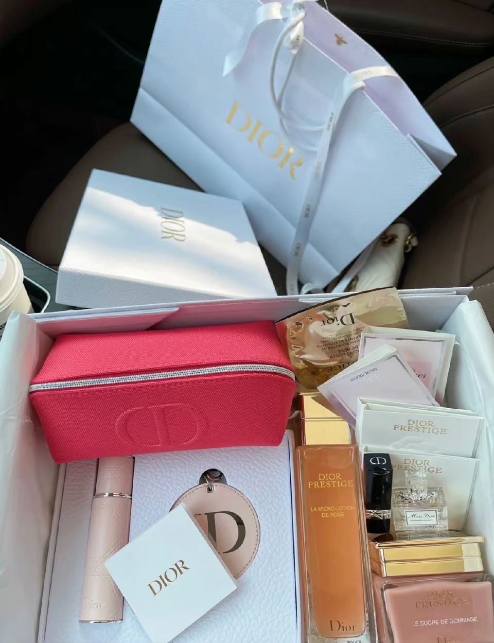 3奢侈品购物礼物迪奥护肤品口红(对女生要求越来越高了 不能胖不能瘦 不能老不能丑 不能拜金不能爱玩 还得能生孩子 要懂事会做家务 漂亮贤惠大方得体还得会赚钱 . )-喵神素材库