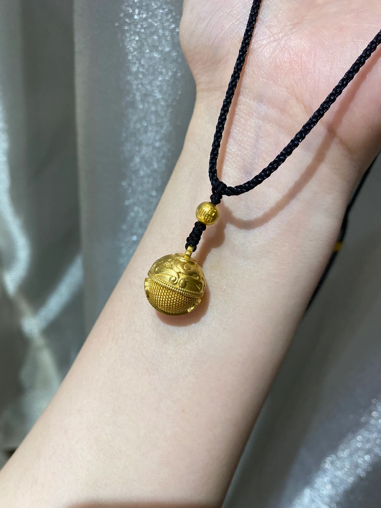 黄金吊坠饰品礼物拍照(铃动福响)-喵神素材库