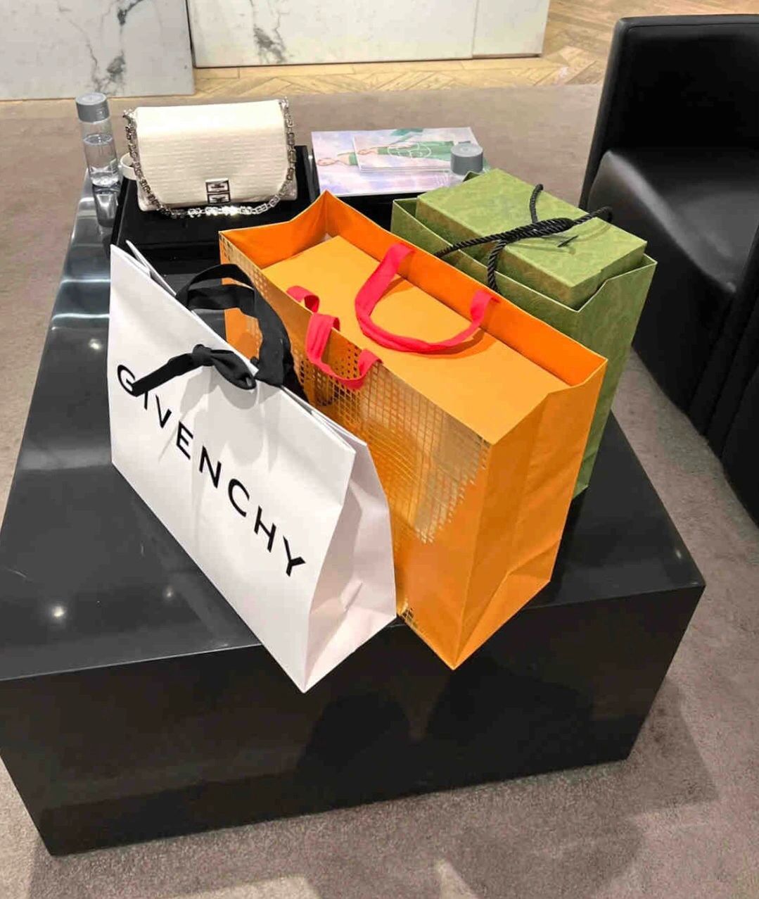3奢饰品购物礼物纪梵希(舒服的关系大概是：彼此之间有心照不宣的留白与空间 也有无须多言的尊重与理解)-喵神素材库