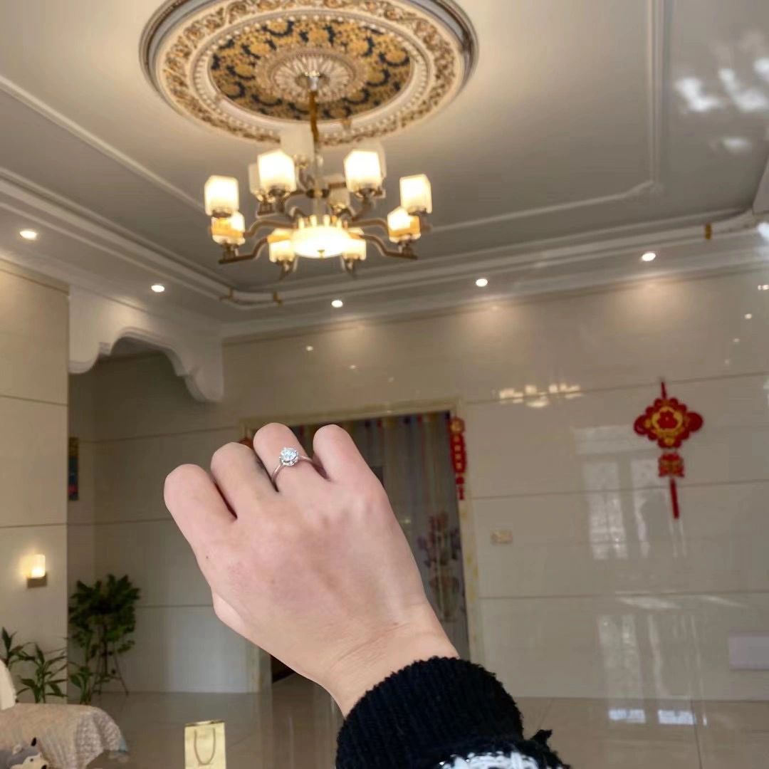 钻戒礼物蒂凡尼(当时看了好几枚的钻戒 让我自己挑喜欢哪个，不好意思选 结果公公还是订了最贵的那一枚 只可惜过去一年了 现在产后的我已经戴不下了)-喵神素材库