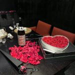 鲜花礼盒母亲节礼物(穷的是外人 怕你富的是熟人 不要相信什么亲情友情 没有钱全都是无情 放下面子赚钱才行 . )-喵神素材库