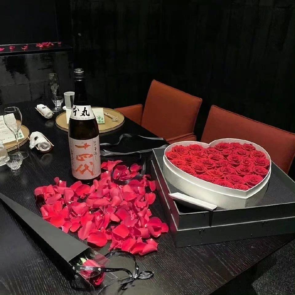 鲜花礼盒母亲节礼物(穷的是外人 怕你富的是熟人 不要相信什么亲情友情 没有钱全都是无情 放下面子赚钱才行 . )-喵神素材库