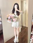 美女穿搭身材自拍包包鲜花礼物(夏天就应该穿裙子！感觉穿上裙子就是仙女哈哈！ )-喵神素材库