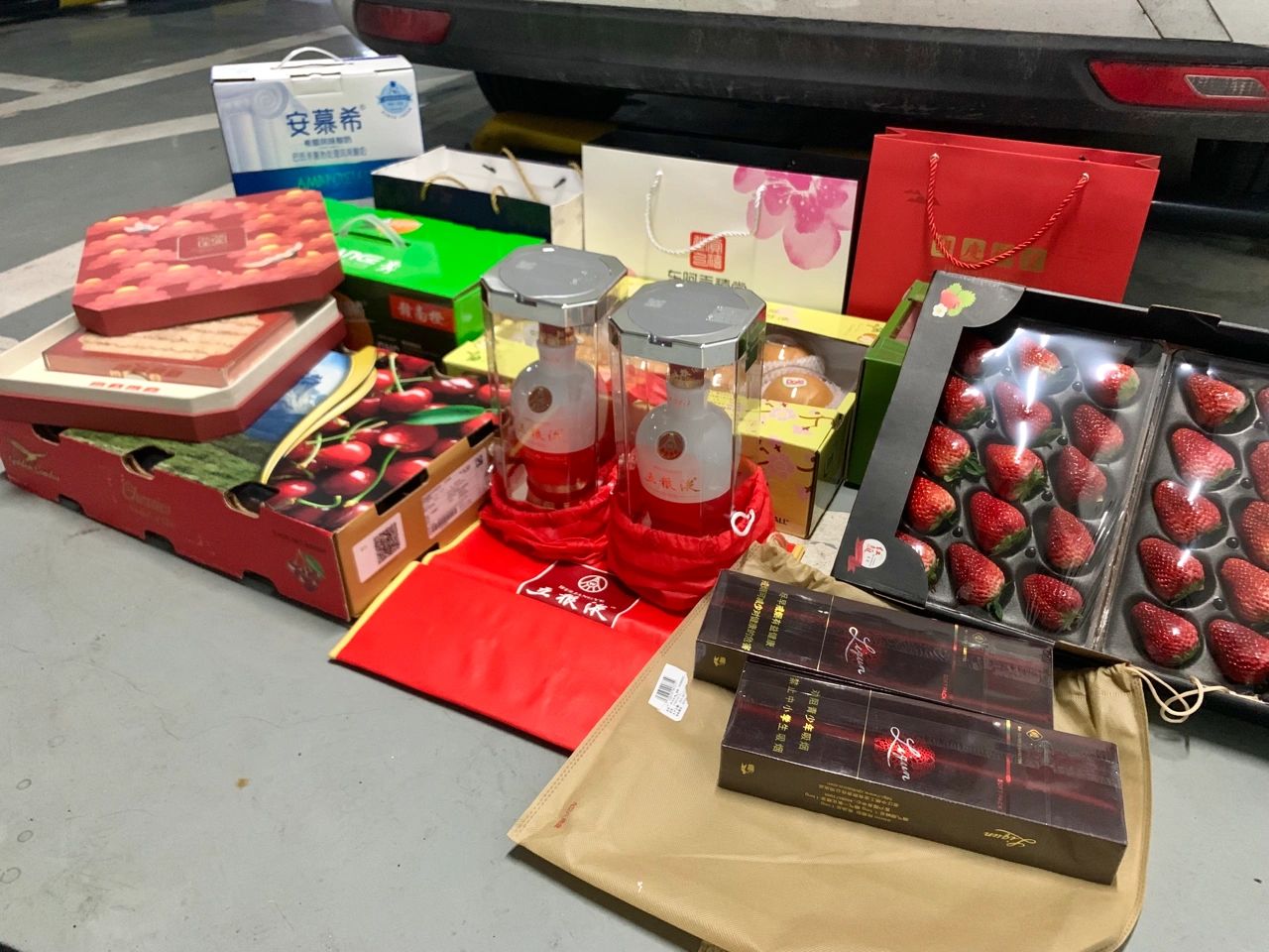 2礼物见家长礼品水果草莓五粮液酒(首先对于正常家庭来说 礼物只要用心去准备都是好的~给女朋友爸爸)-喵神素材库