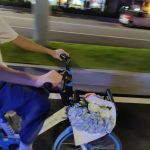 晚上骑自行车鲜花礼物(生活已经如此的艰难，为何不让自己过顺畅些呢。)-喵神素材库