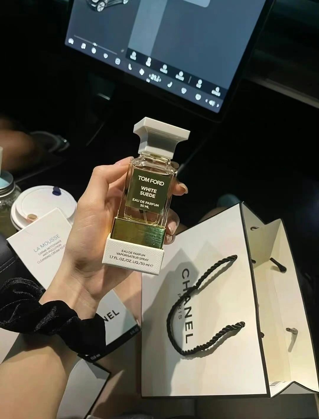 3奢饰品礼物秀恩爱香奈儿香水副驾驶(疯狂攒钱的男人背后 定有一个他深爱的女人. 而一个疯狂攒钱的女人背后 往往是因为无人可依靠 . )-喵神素材库