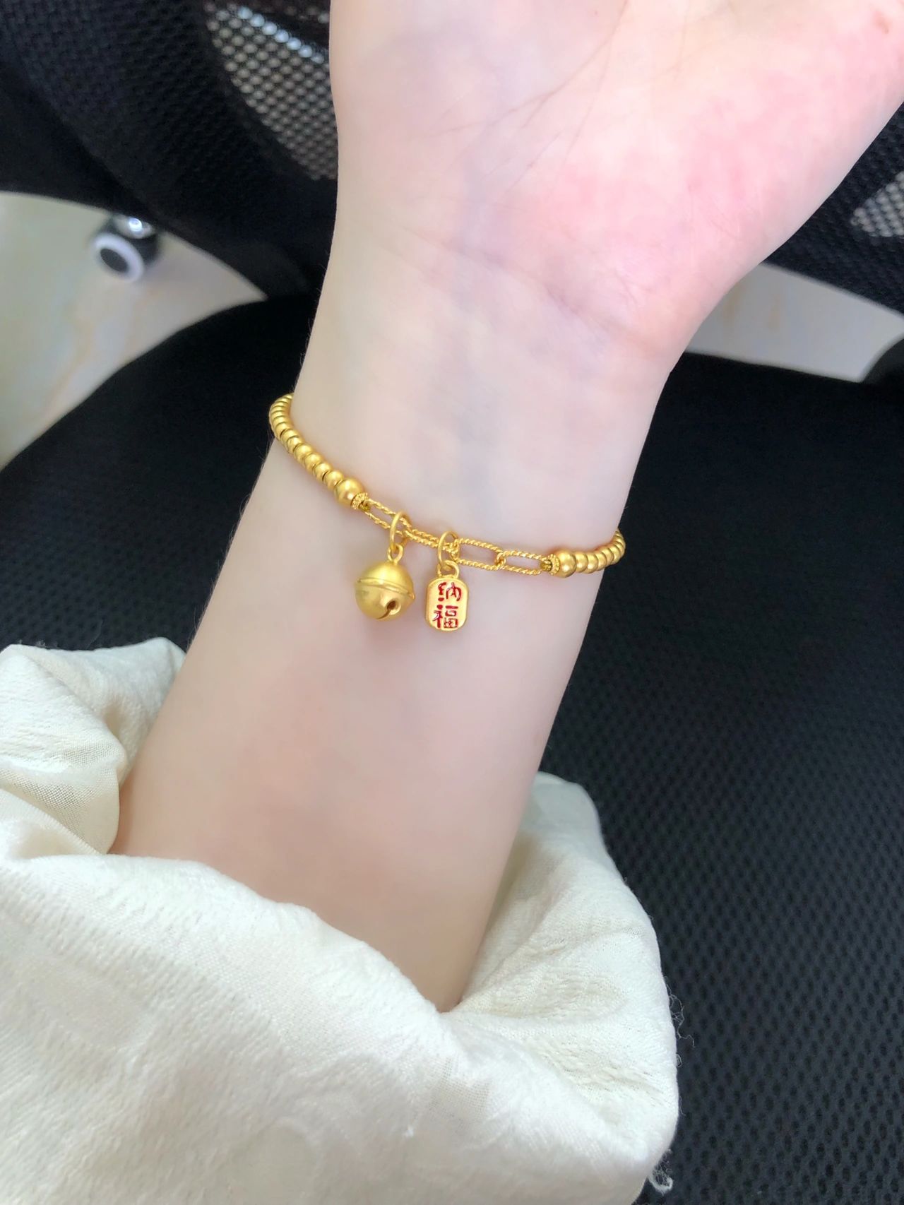 黄金手镯手链珠宝首饰礼物(时尚精致的招财小铃铛)-喵神素材库