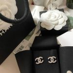 3奢侈品购物收到礼物香奈儿耳钉(bling bling太好看啦。还有经典款的双C耳钉永远是不过时的！)-喵神素材库