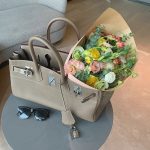 鲜花包包眼镜礼物(生活是属于自己的感受，而不是他人的看法” ​​​ )-喵神素材库