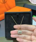 4爱马仕项链礼物收到礼物(玫瑰金颜色满钻加持灯光一照很闪很漂亮)-喵神素材库