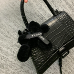 DIY手工制作礼物挂件(黑色绒绒线的气球狗真的绝绝子除了真的好费眼睛基本后期都在盲钩最后配了一根gucci的丝带谁用谁好看 谁挂谁可爱)-喵神素材库