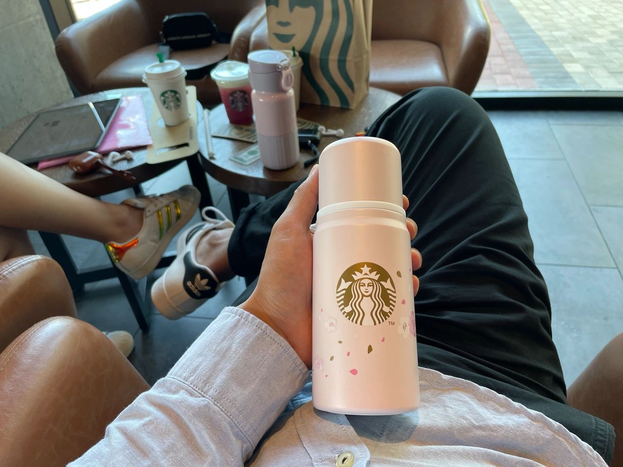 约会星巴克秀恩爱追剧( 纵世间情长情短，自是无畏前往)-喵神素材库