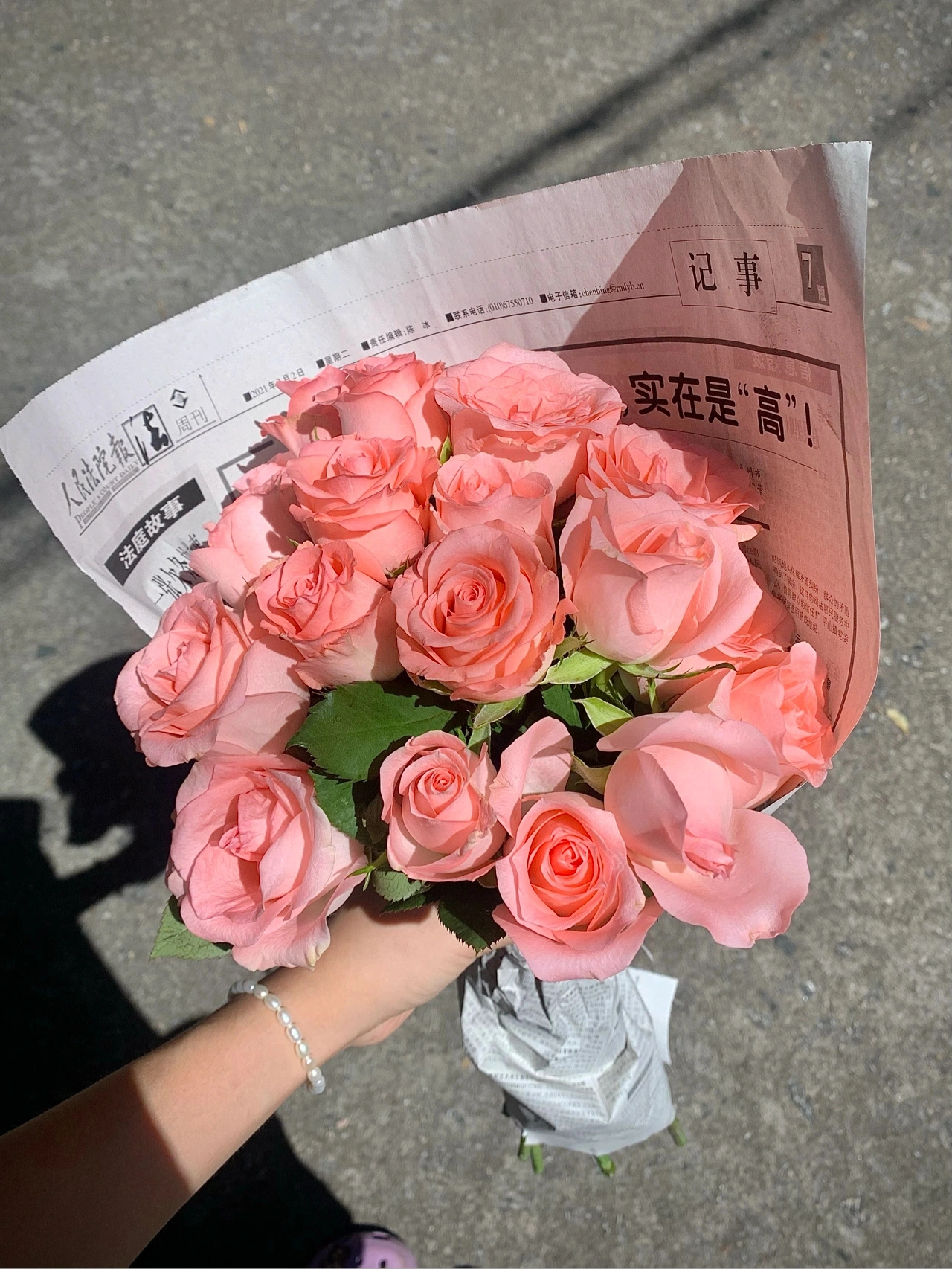 穿搭下午茶看展鲜花礼物(可以装嫩,可以疯癫,也可以知性,努力把自己活成自信满满的中年少女。 ​​​ )-喵神素材库