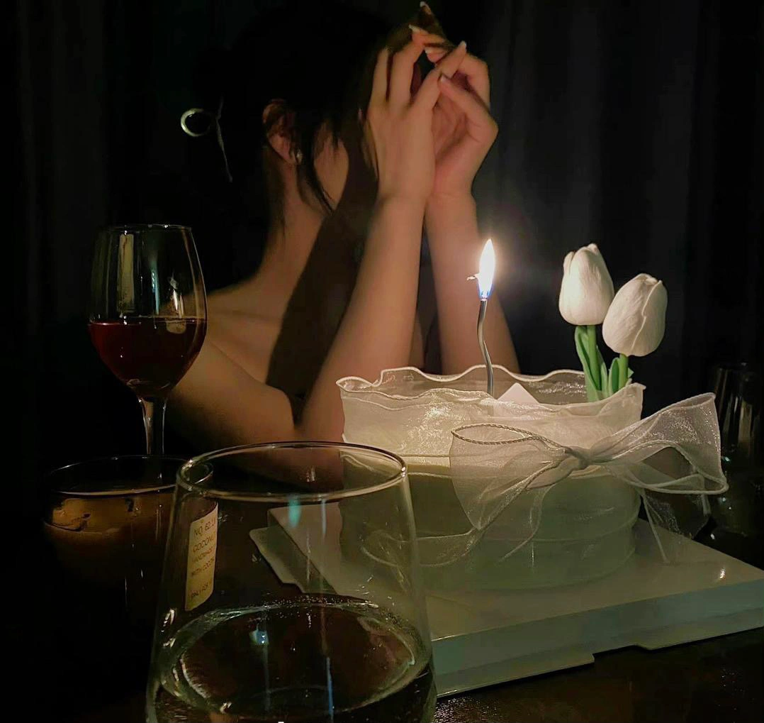鲜花美女蛋糕红酒(年少不知人生味，读懂已是过来人。人生道路上，我们都是一路跌跌撞撞，历经无数风雨飘摇，尝遍世间百味之后，才恍惚发觉，长大后的人生真的和小时候想象的不一样。” )-喵神素材库