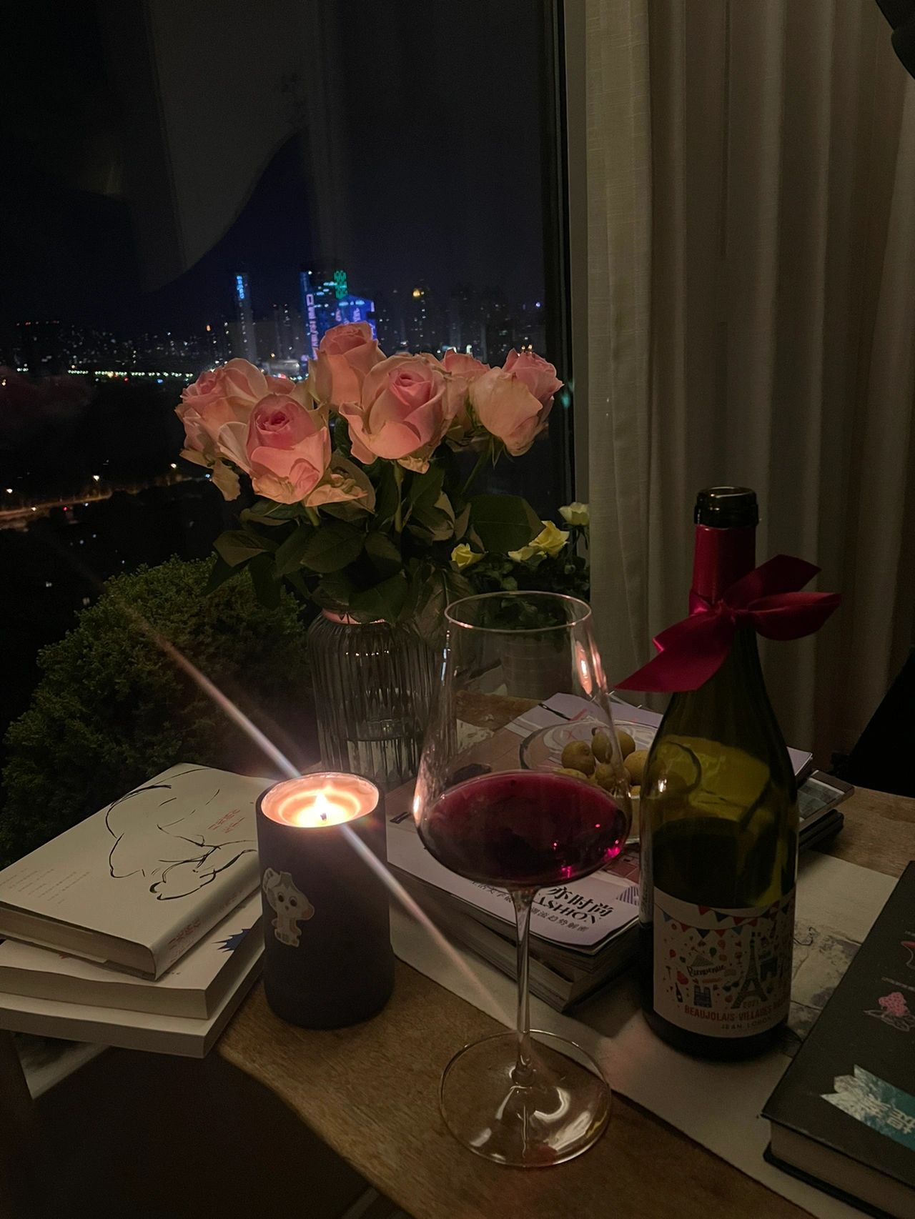 阅读书籍喝酒红酒氛围感鲜花插花(人不应是插在花瓶里供人观赏的静物，而是蔓延在草原上随风起舞的韵律。)-喵神素材库