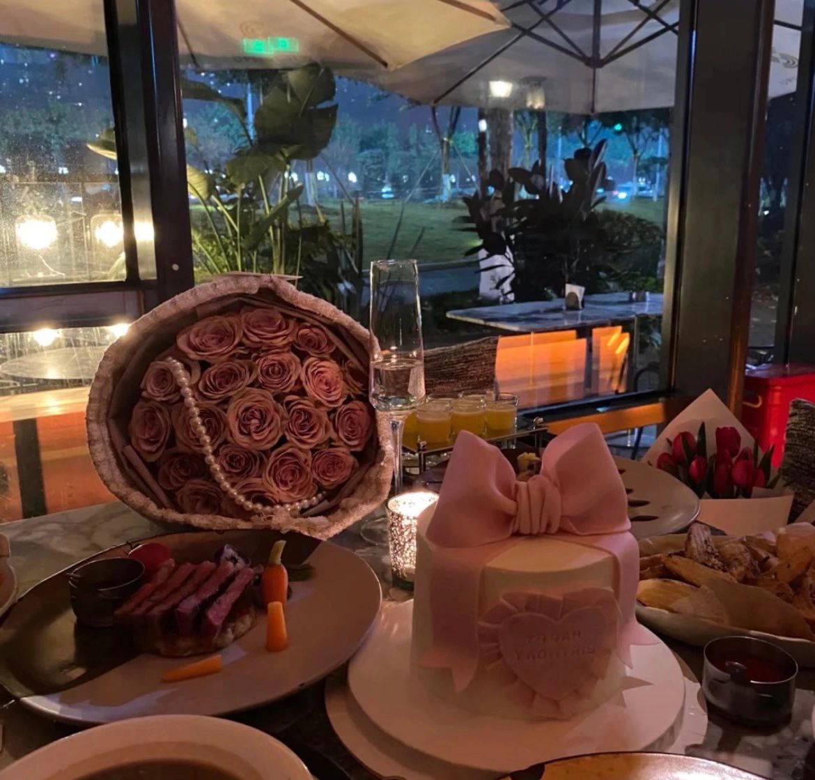 蛋糕甜品鲜花礼物西餐夜宵灯光夜景(不要在任何人身上找安全感归属感，六点的早餐和半夜的夜宵都可以自己吃，玫瑰可以自己买，夜晚一个人睡更踏实。)-喵神素材库