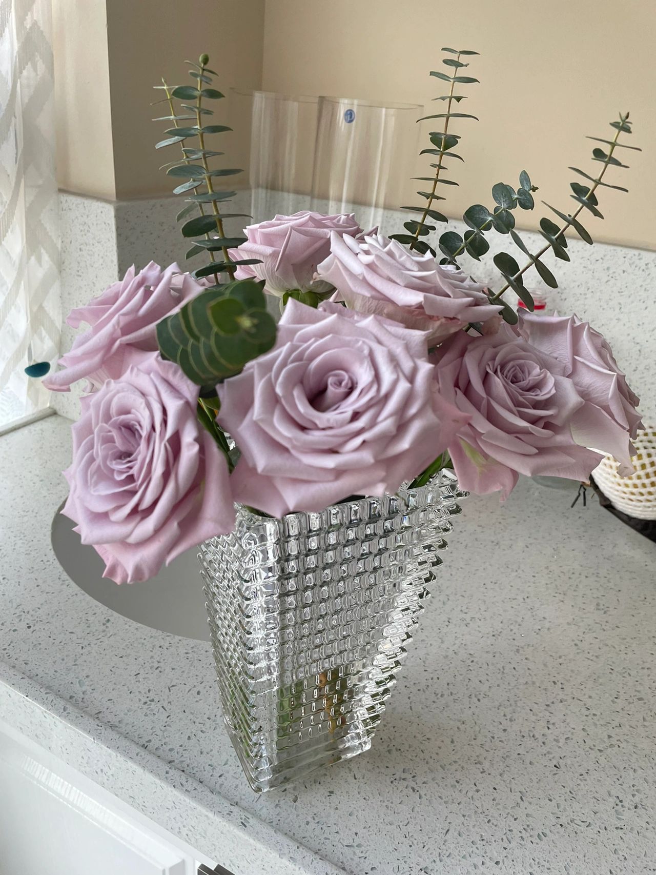 鲜花花卉插花(我本是槐花院落闲散的人，满襟酒气。小池塘边跌坐看鱼，眉挑烟火过一生。)-喵神素材库