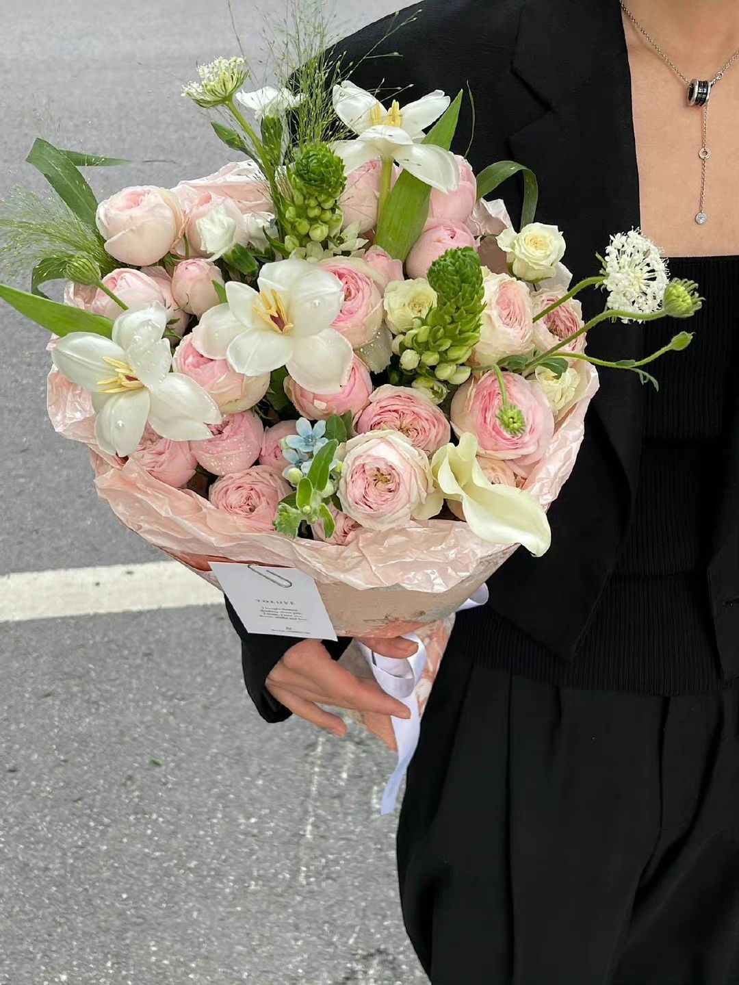 鲜花花束礼物秀恩爱(一 件事的发生，背后一定有所寓意。)-喵神素材库