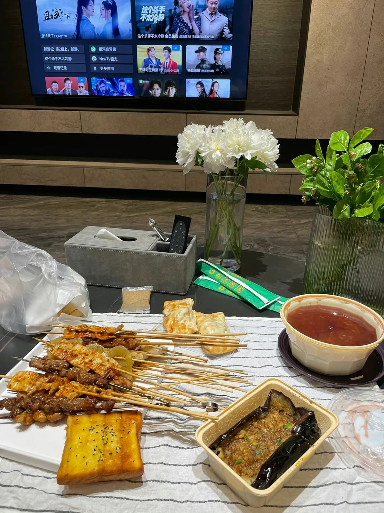 撸串夜宵外卖客厅鲜花追剧(暧昧时期披上“对我好”的外衣，暗示对方要对自己好，让对方对自己的好来自自愿。)-喵神素材库