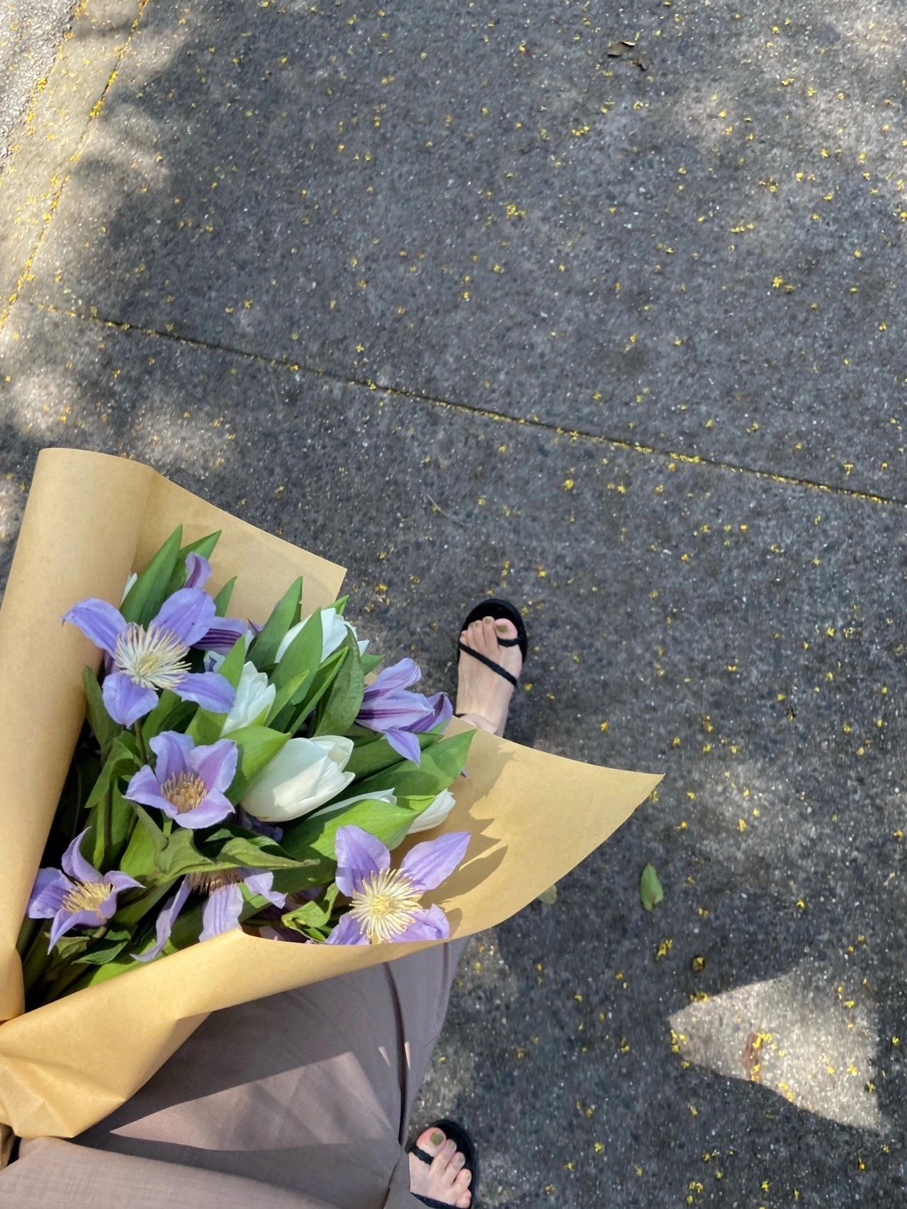 美女穿搭鲜花花束礼物(人生百般滋味生活需要笑着面对 )-喵神素材库