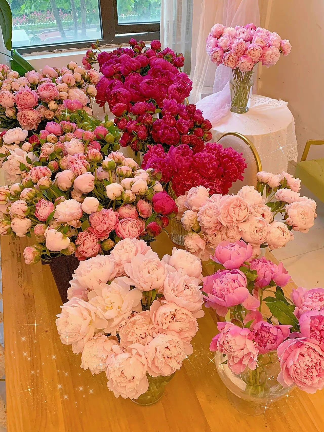 客厅鲜花花束(喜欢就像山坡上的花，一不留神，它就开满遍野。” )-喵神素材库