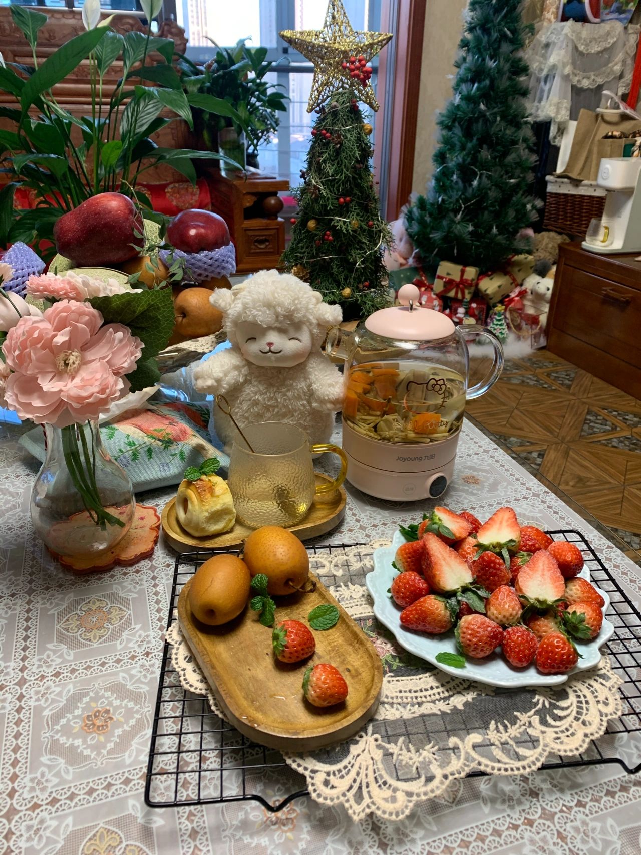 客厅阳台鲜花绿植圣诞树礼物( 一起品尝美食)-喵神素材库