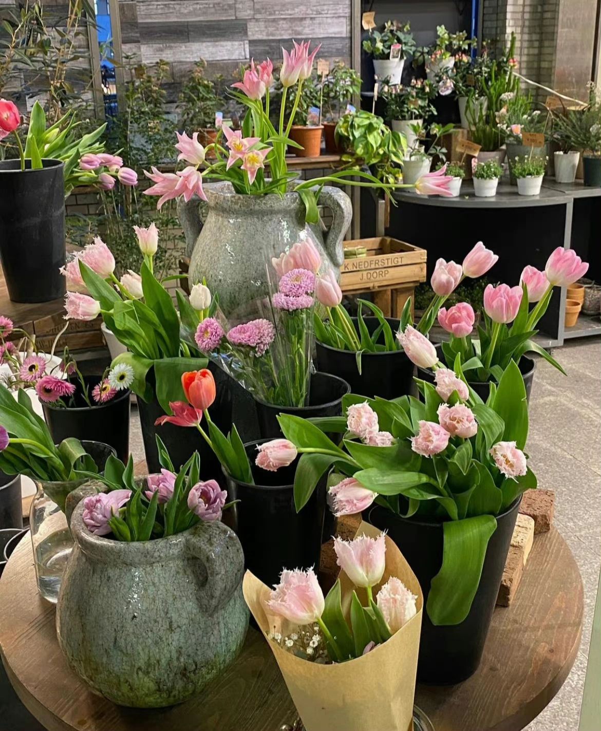 客厅鲜花花束(今天永远比昨天漂亮，今年永远比去年通透” ​​​ )-喵神素材库