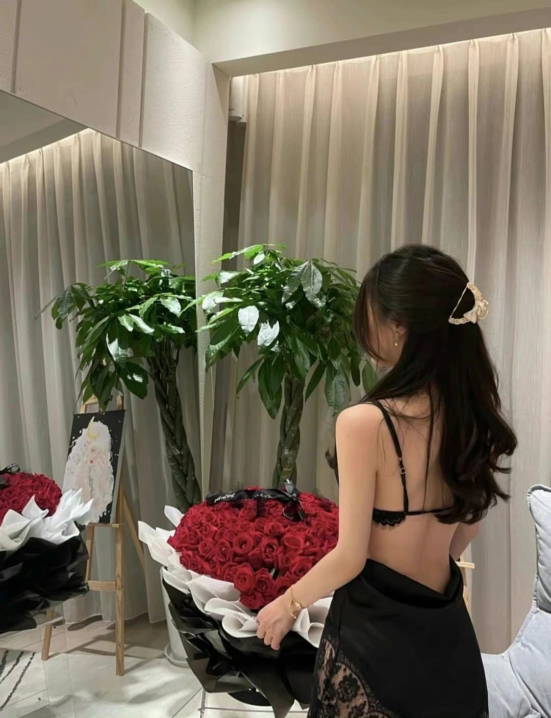 鲜花花束母亲节礼物美女背影(不能整天拿着酒整天浓妆艳抹 披头散发和那个按时回家不说脏话温温柔柔的女孩比吧 对不起我是垃圾 我的爱也是 . )-喵神素材库