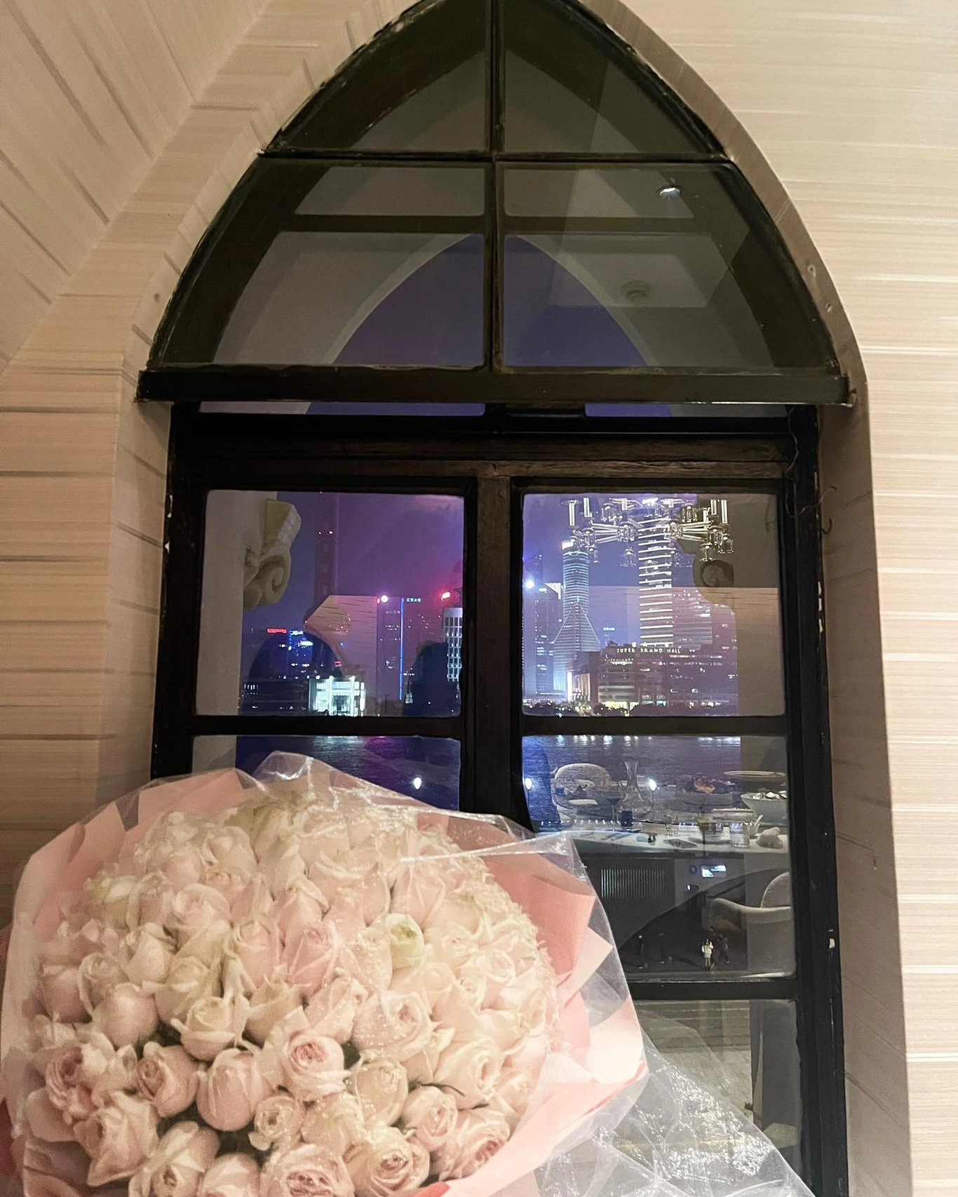 夜景鲜花花束白玫瑰礼物(那种能让你孤注一掷众叛亲离的爱情绝大多数的人都很难有好下场你要知道真正爱你的人是不会舍得把包袱压力给你的让你一个人去扛去面对所有压力，可能一开始对方就没把你计划到未来里面，当你越掏心掏肺的付出对方反而会觉得理所应当 不会珍惜你的付出 爱你的人永远比你主动)-喵神素材库