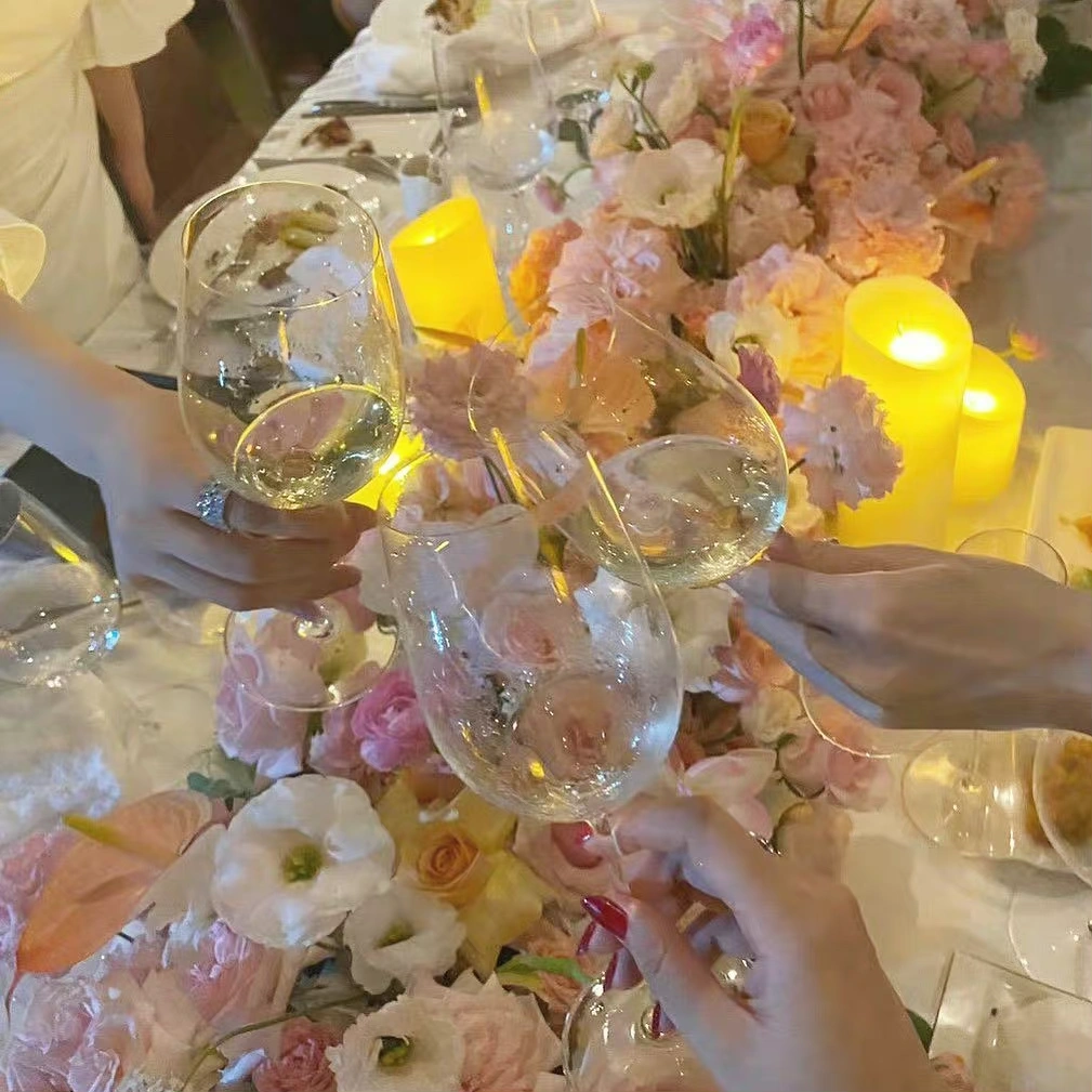 喝酒聚会应酬鲜花(“温柔”对于一个成年人来说，是极珍贵，极美好的品质。)-喵神素材库
