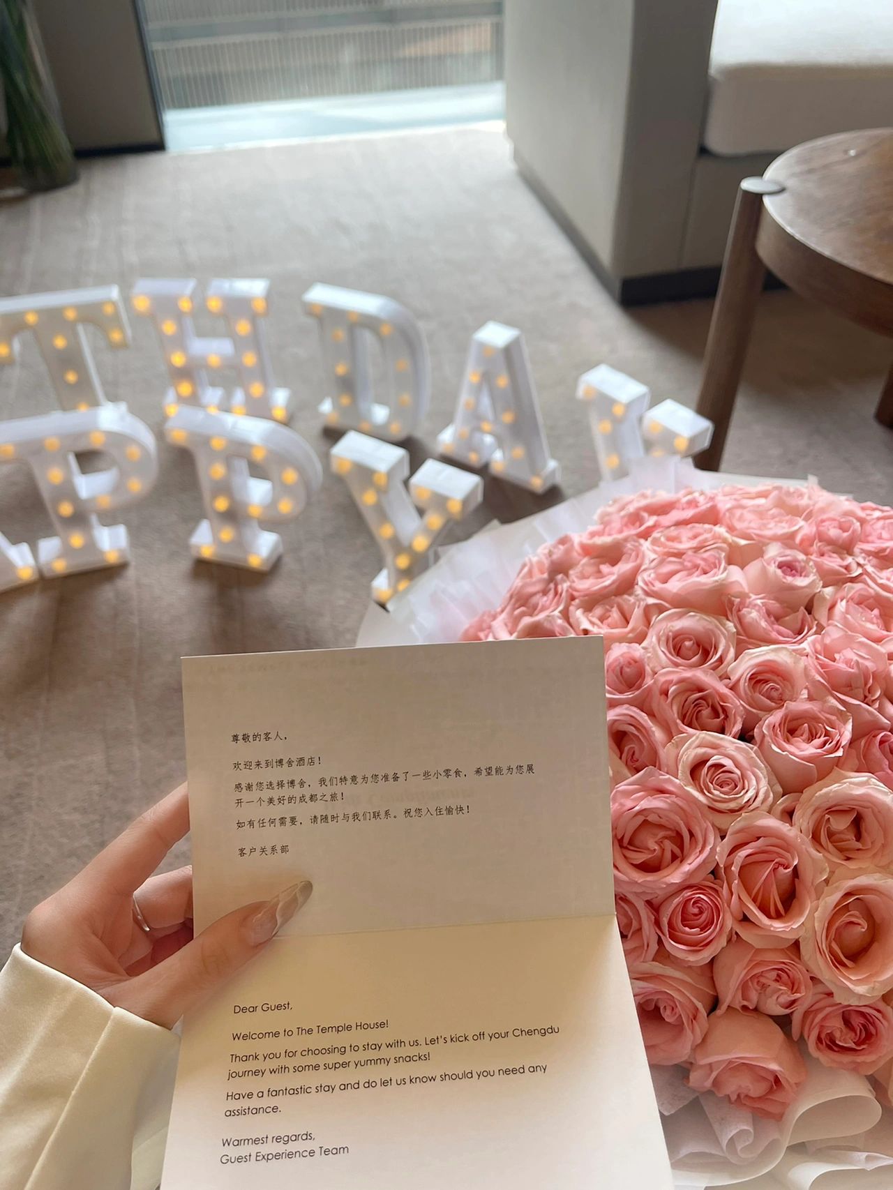 鲜花礼物花束玫瑰收到礼物生日蛋糕美女穿搭身材生日趴氛围感(每一年都有新的成长。“知所从来，思所将往，方明所去。”)-喵神素材库