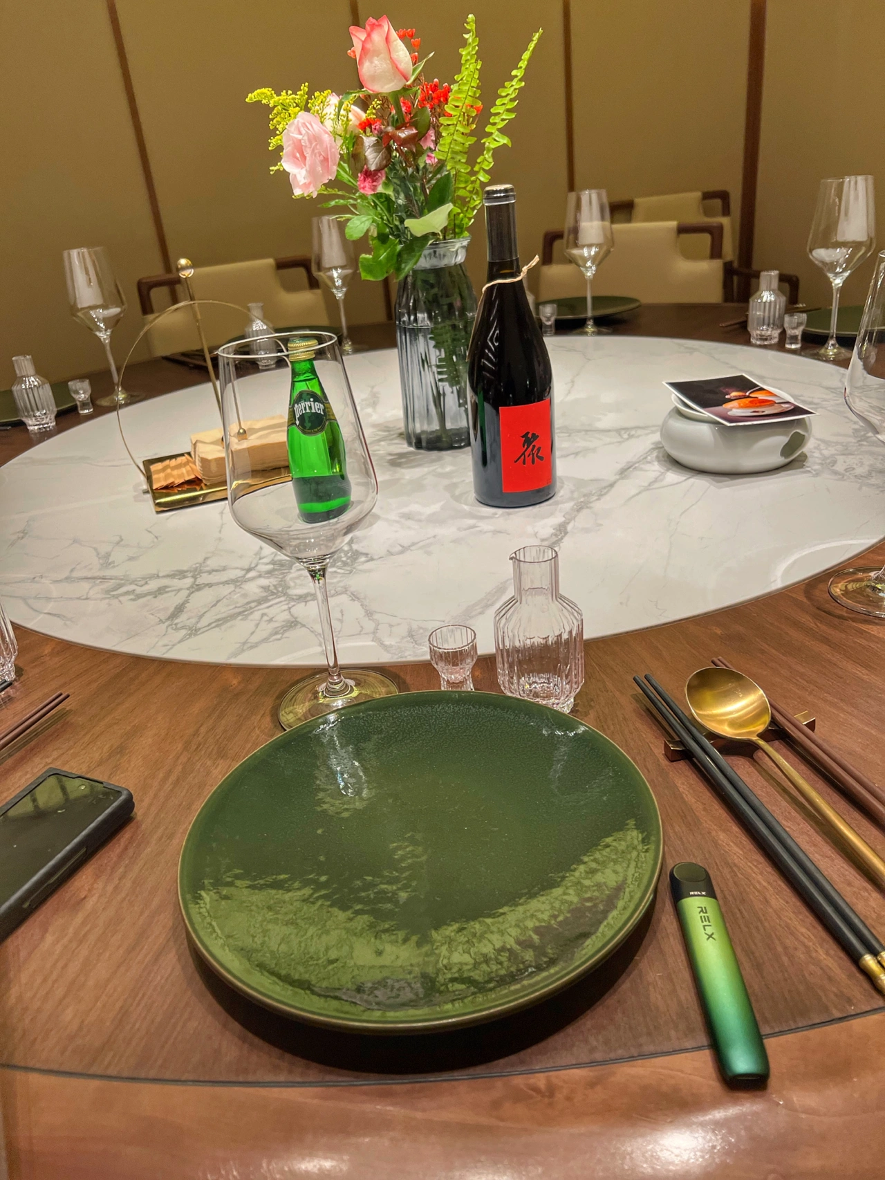 鲜花花卉插花餐桌杯具餐具( 相处和睦最重要的是：不要拿自己的生活方式去要求别人。)-喵神素材库