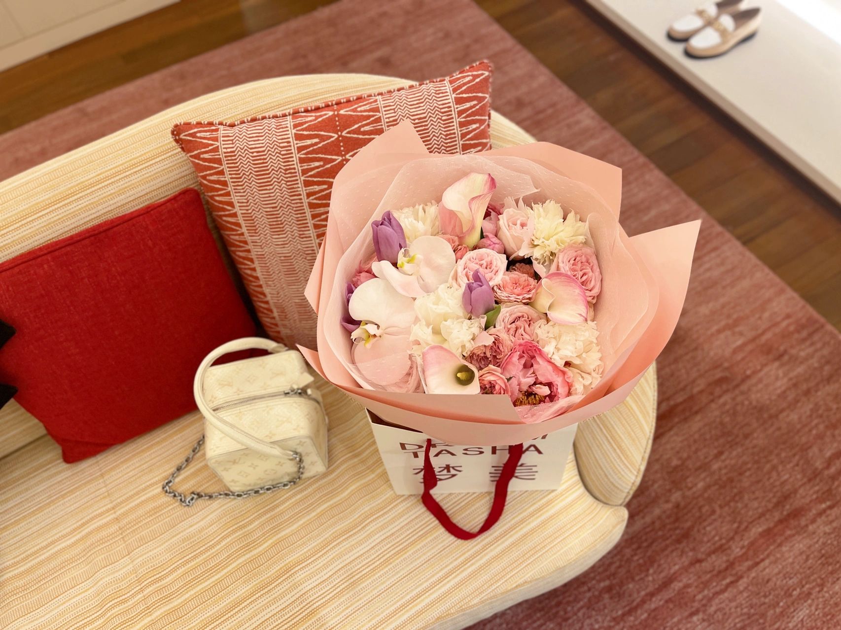 3奢饰品LV女包鲜花收到礼物花束插花花艺仪式感拍照美女穿搭身材下午茶(哦 这该死的仪式感)-喵神素材库