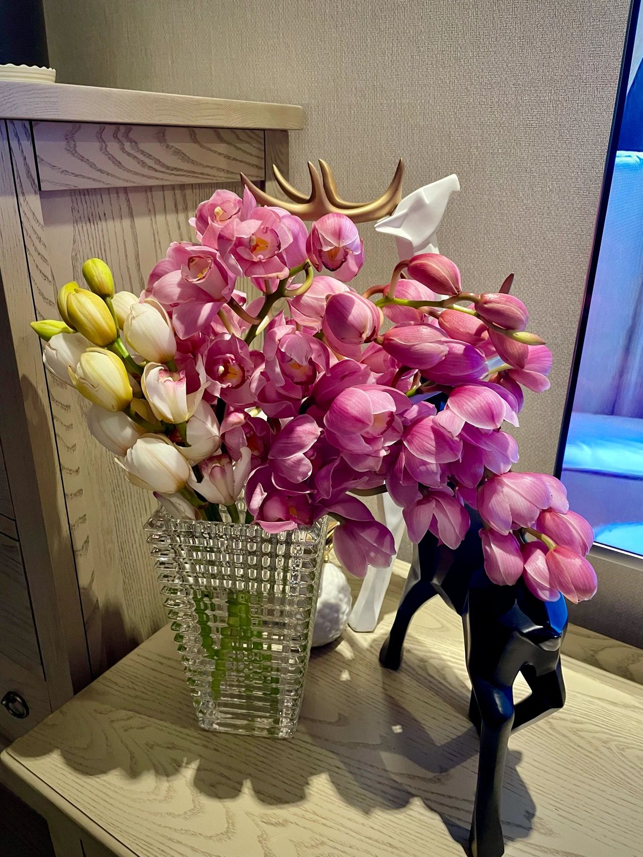 鲜花花卉插花(特别喜欢大花蕙兰，每年过年都会买一盆栽，今年第一次尝试鲜切大花蕙兰，感觉美美哒，造型百变 )-喵神素材库