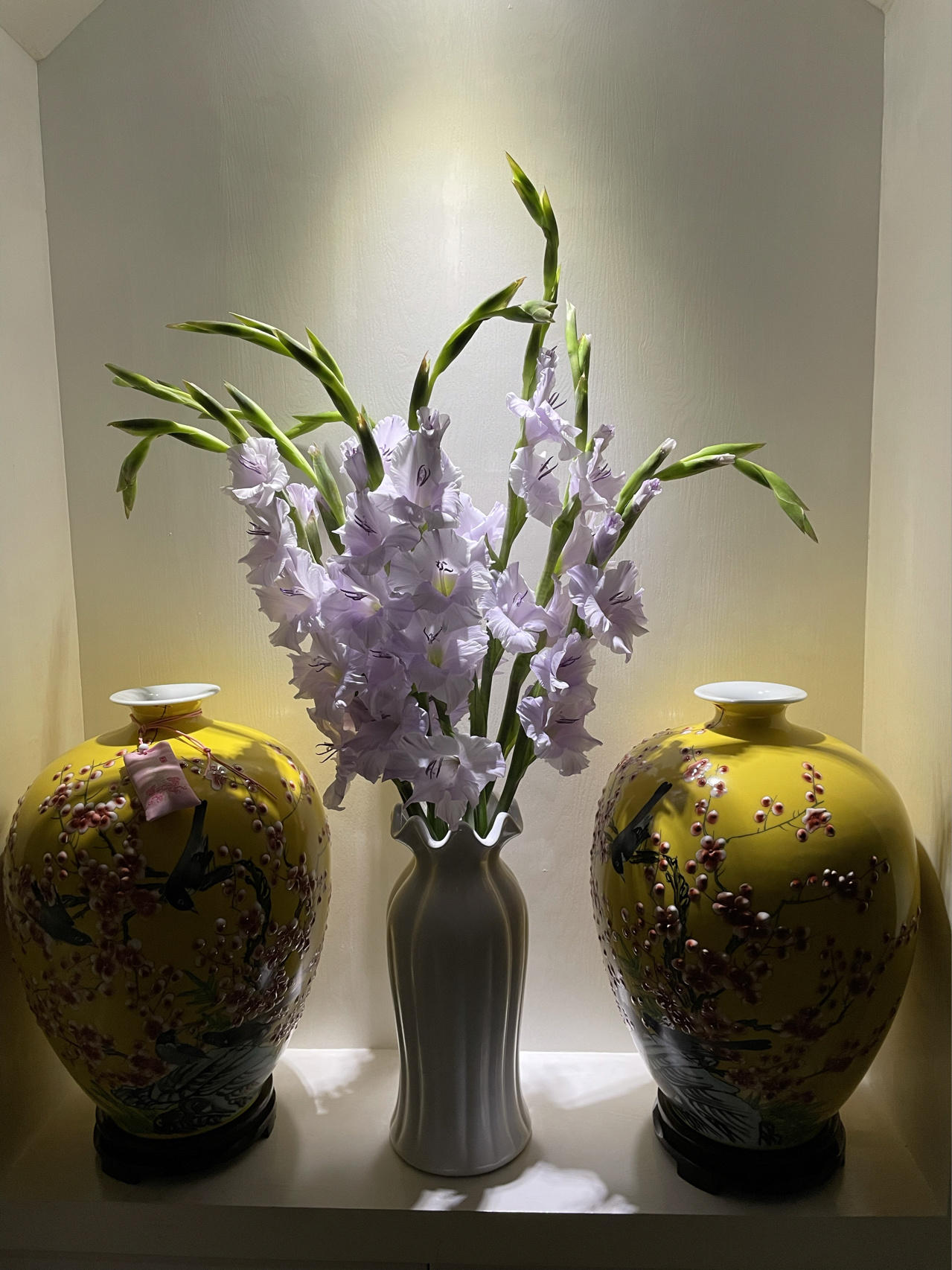 鲜花插花仪式感花瓶(实在是太太喜欢这两扎剑兰了，整个春天的快乐差点被他们承包了。 )-喵神素材库
