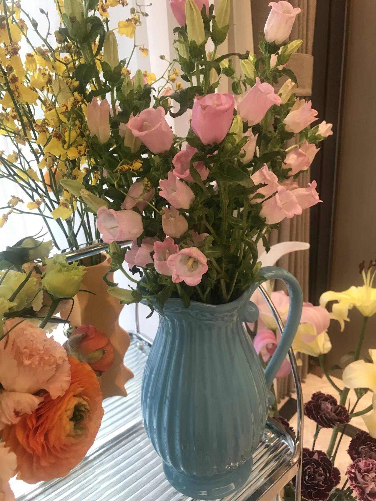 鲜花花卉插花(难得放晴，把家里的花都拿出来“晒晒”，放花的这款网红推车，出镜率特别高，特别实用，放些香薰，花瓶都不错)-喵神素材库