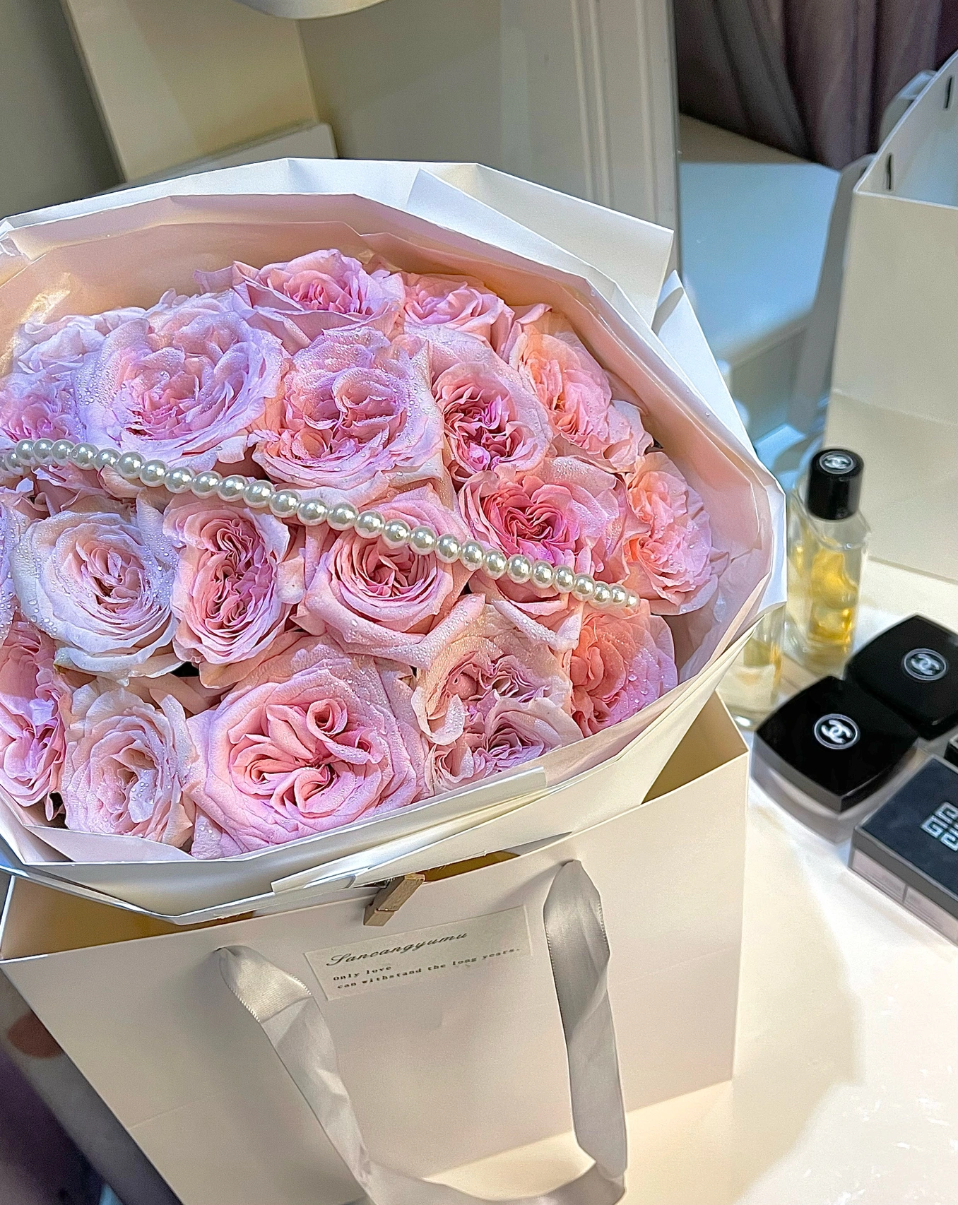 礼物鲜花项链化妆品秀恩爱(喜欢)-喵神素材库