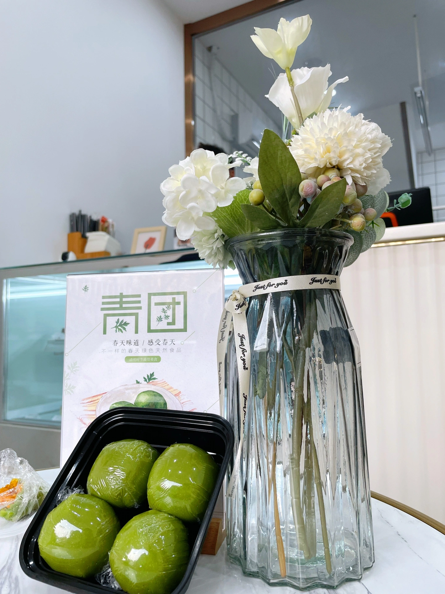 鲜花美食水果插花(老板娘广东人，甜点做的不错，用的蓝风车奶油，青团也是现做的，咸蛋黄和紫薯的都不错，抹茶山核桃味的雪媚娘好吃)-喵神素材库
