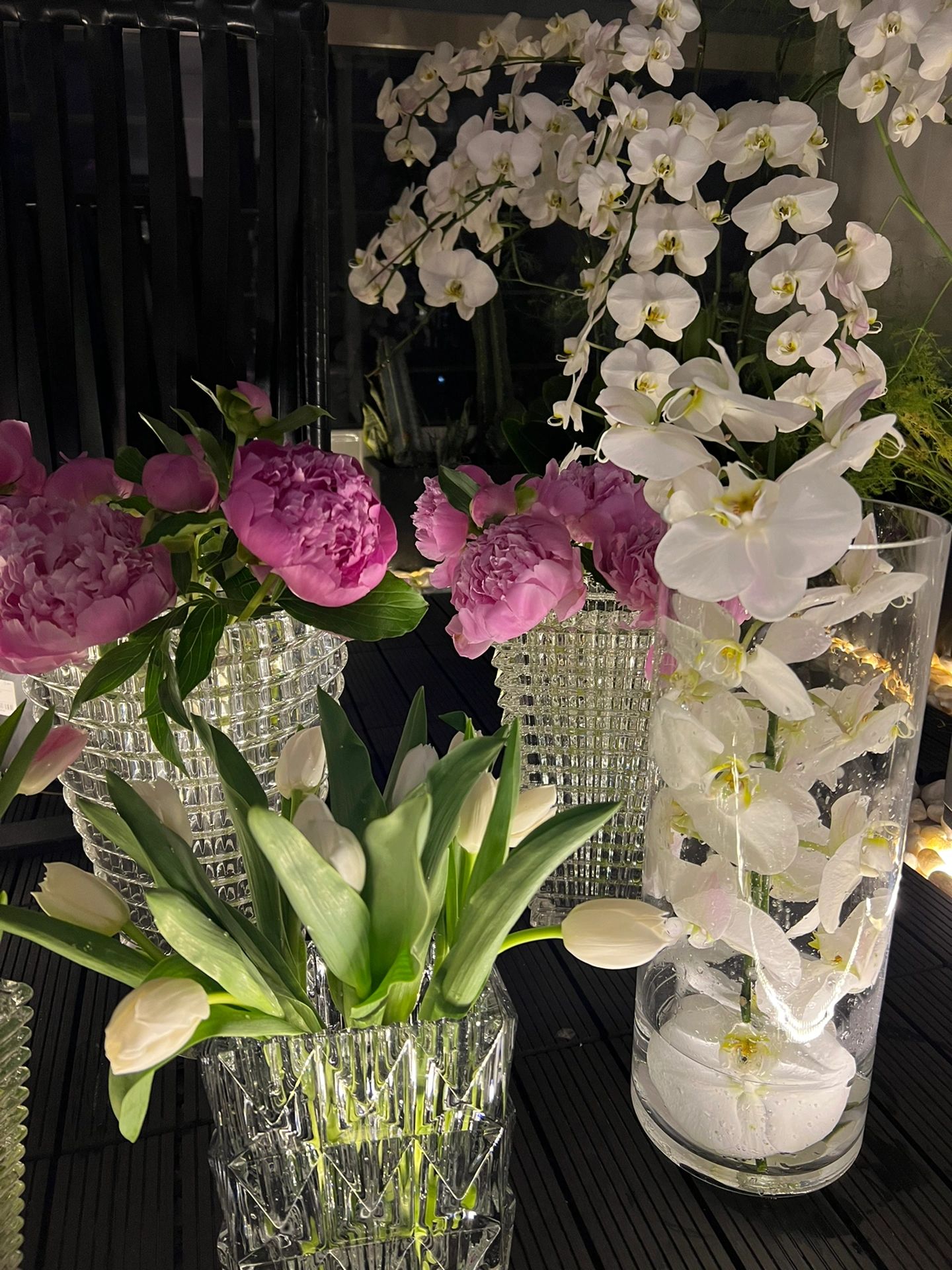 鲜花插花红酒仪式感(喜欢一切细碎的仪式感也许浪漫的不是花  是那颗热诚的心 只想让平凡的日子里溢出一些欢喜)-喵神素材库