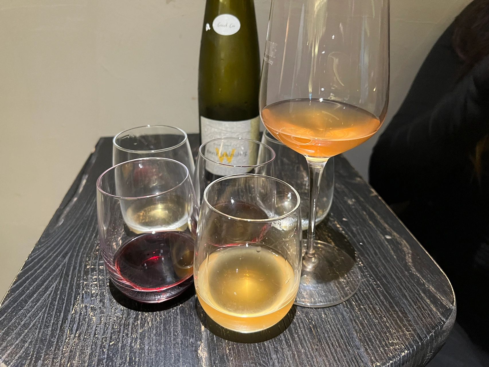 喝酒红酒白葡萄酒鲜花收到礼物送礼物冰激凌(有些美好真的需要慢慢体会\\t值得等待也值得延迟不是怕消耗太快而是怕太容易不珍惜)-喵神素材库