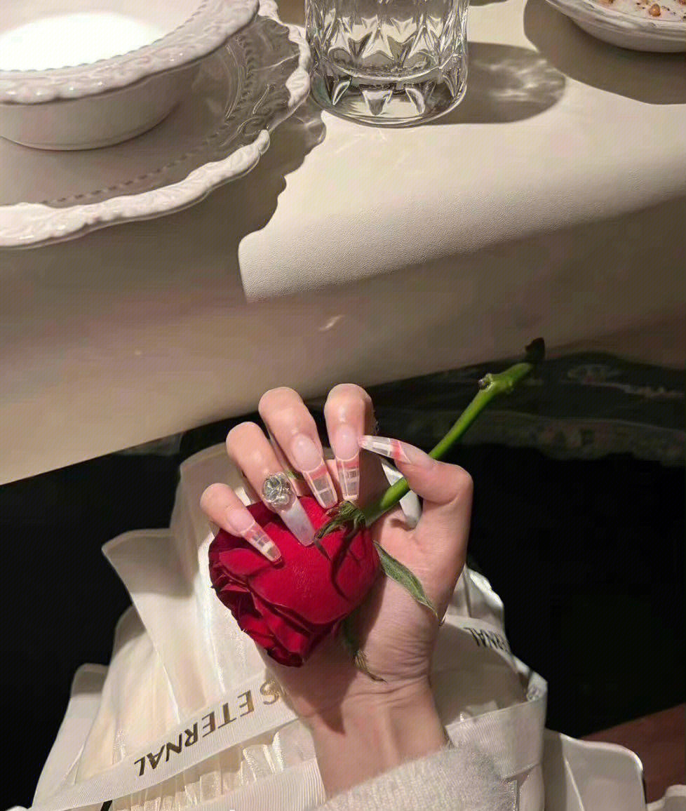鲜花玫瑰美甲(“长大后才发现 除了自己的父母 后来遇见的所有人都是为了教会你如何去做一个大人 小时候以为长大就能解决所有问题 可没想到 长大才是一切问题的开始” )-喵神素材库