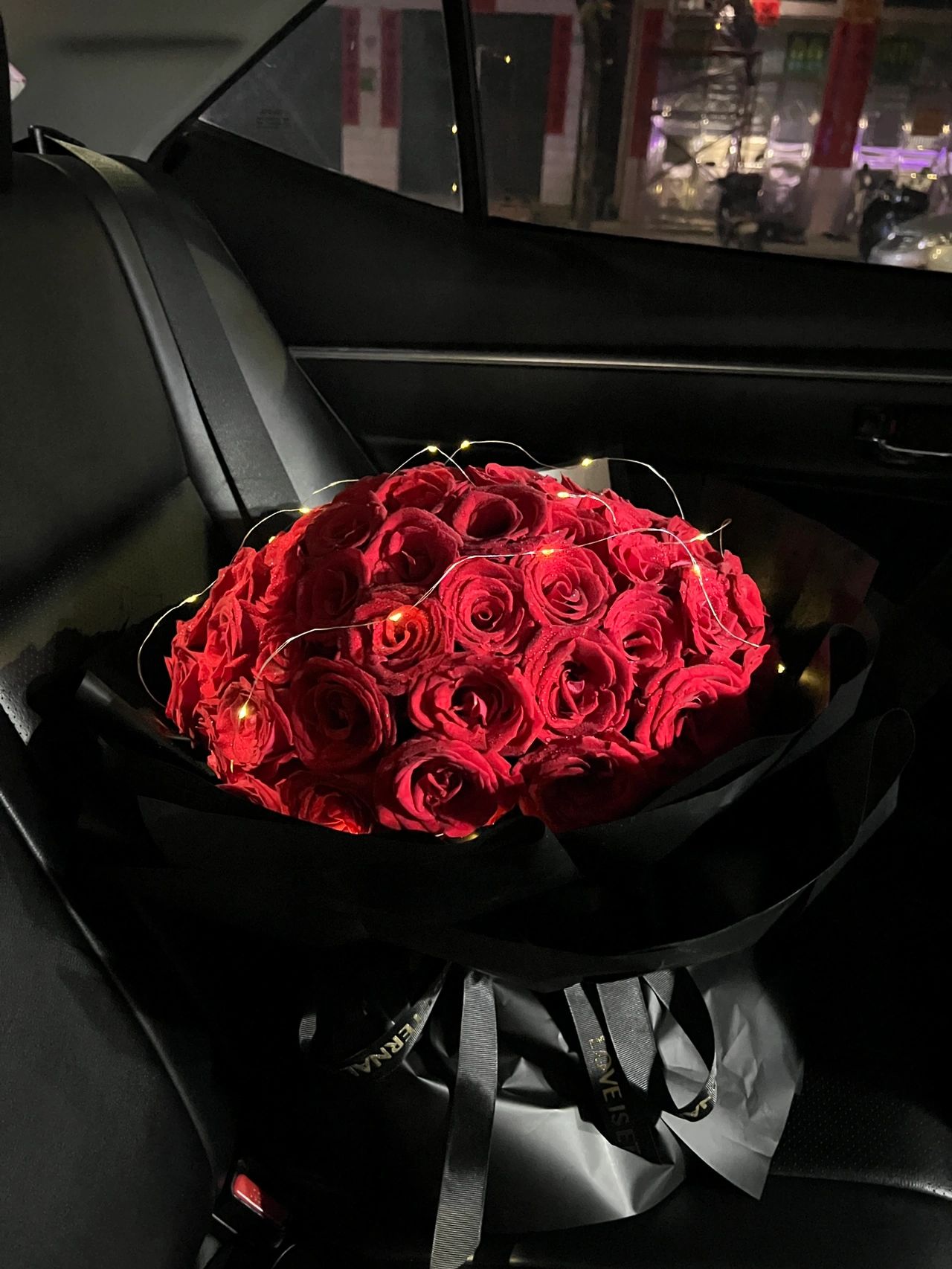 鲜花花束礼物(不要和一个人和他议论同一个圈子里的人，不管你认为他有多么可靠。)-喵神素材库