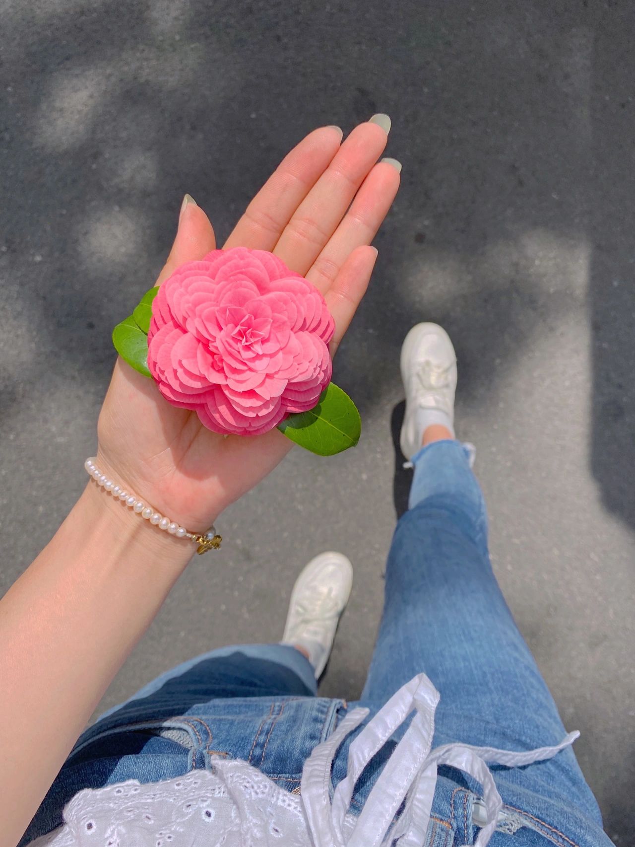 鲜花美女穿搭(适合自己就是最好的，不嫉妒、不攀比、不羡慕、不强求。在阳光下微笑，在风雨中奔跑。 )-喵神素材库