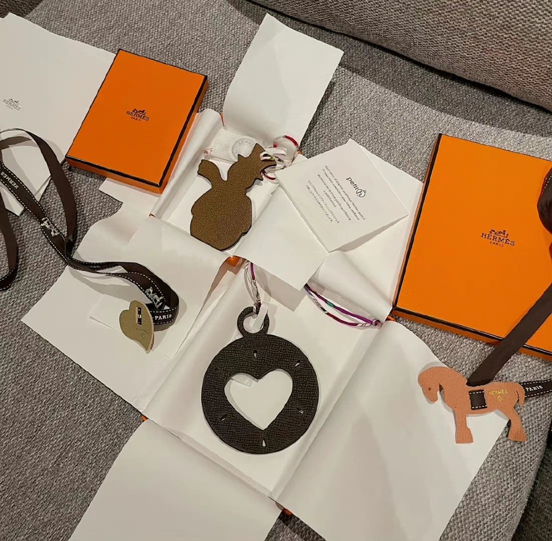 酒奢侈品包包香槟蛋糕手表(孩子已经意识到这个社会不结婚才能活得久过得更轻松 已经开始自己买车买房 男孩子还在那纠结几万块的彩礼给不给)-喵神素材库