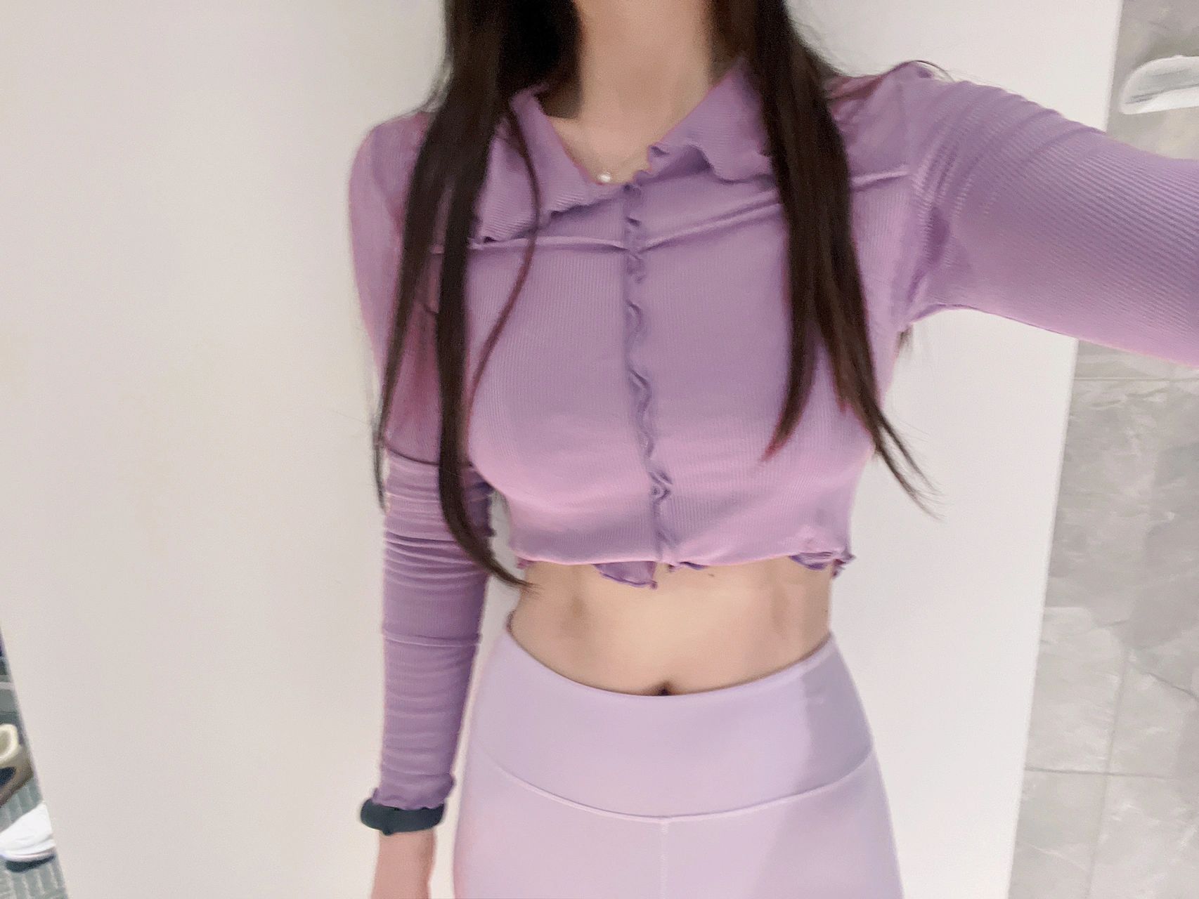 5美女服装穿搭自拍手机(生活在这个世上，很多人喜欢站在自己的视角，以为很了解别人，自以为是的随便谴责批判别人，以为全世界就自己是对的。 ​​​)-喵神素材库