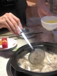 6手控集中营手控椰子鸡火锅  (椰子鸡味道真的绝  偷偷拍了一张服务员的手  好好看手控无疑了本人也很高 虽然戴着口罩 但能感觉出来很帅 哈哈哈哈哈哈哈哈哈)-喵神素材库