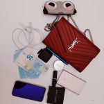 6包包手机口红钱充电宝(最近YSL 第一批VIP折扣入了这款经典款Woc链条包，买之前完全忽略了它的装载能力. 充电器，手机，零碎的东西全部都能收入. 并且皮质硬挺耐磨！)-喵神素材库